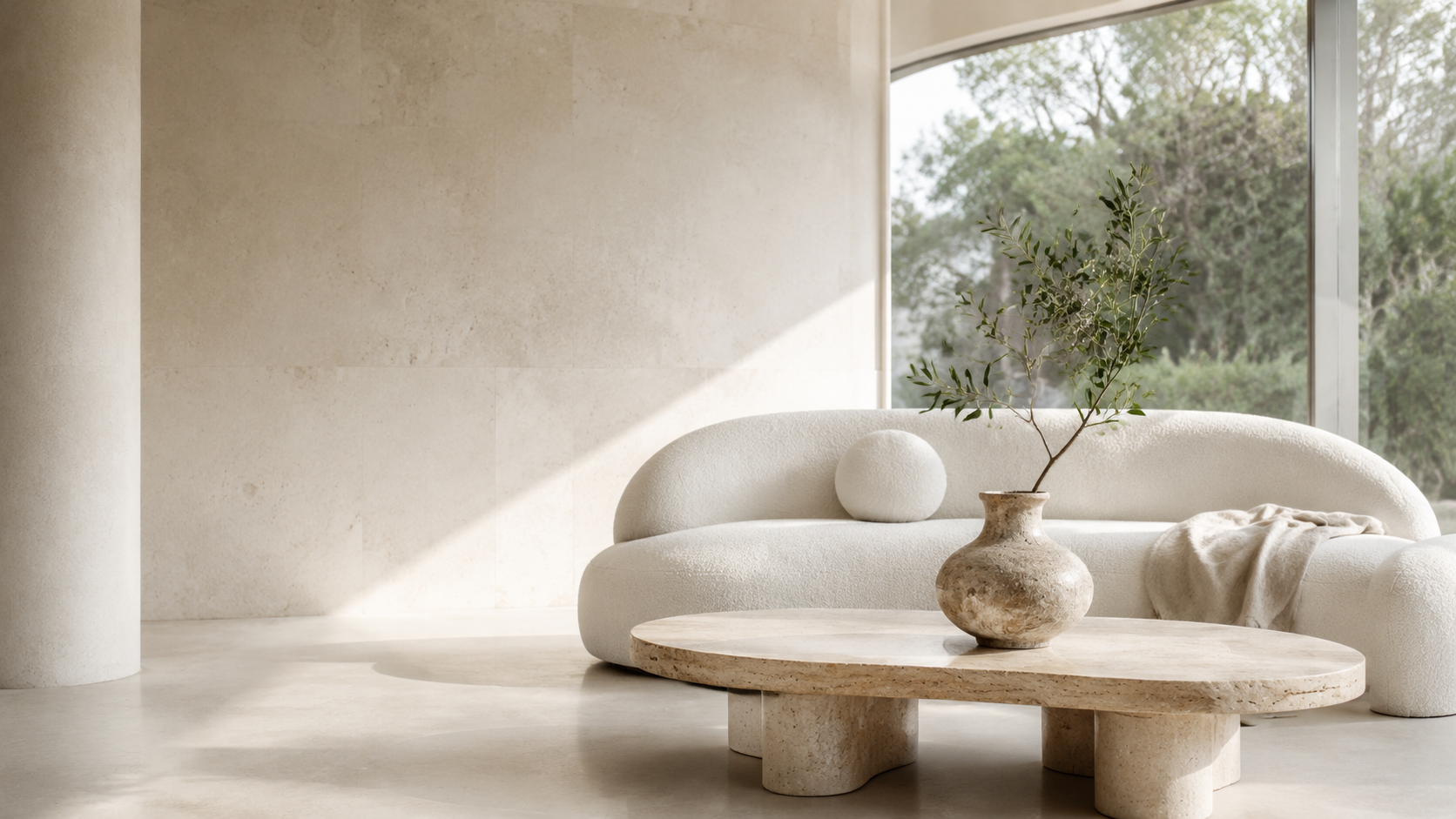 Intérieur contemporain apaisé avec table sculpturale en travertin