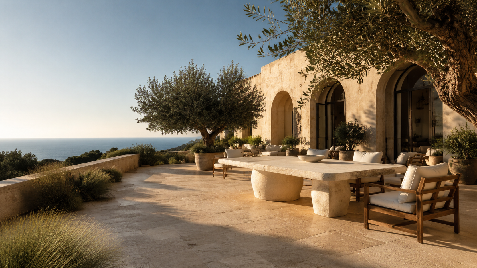 Terrasse méditerranéenne en pierre naturelle avec table en travertin